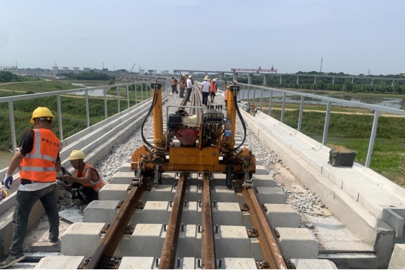 铜陵江北港铁路专用线项目正式启动铺轨
