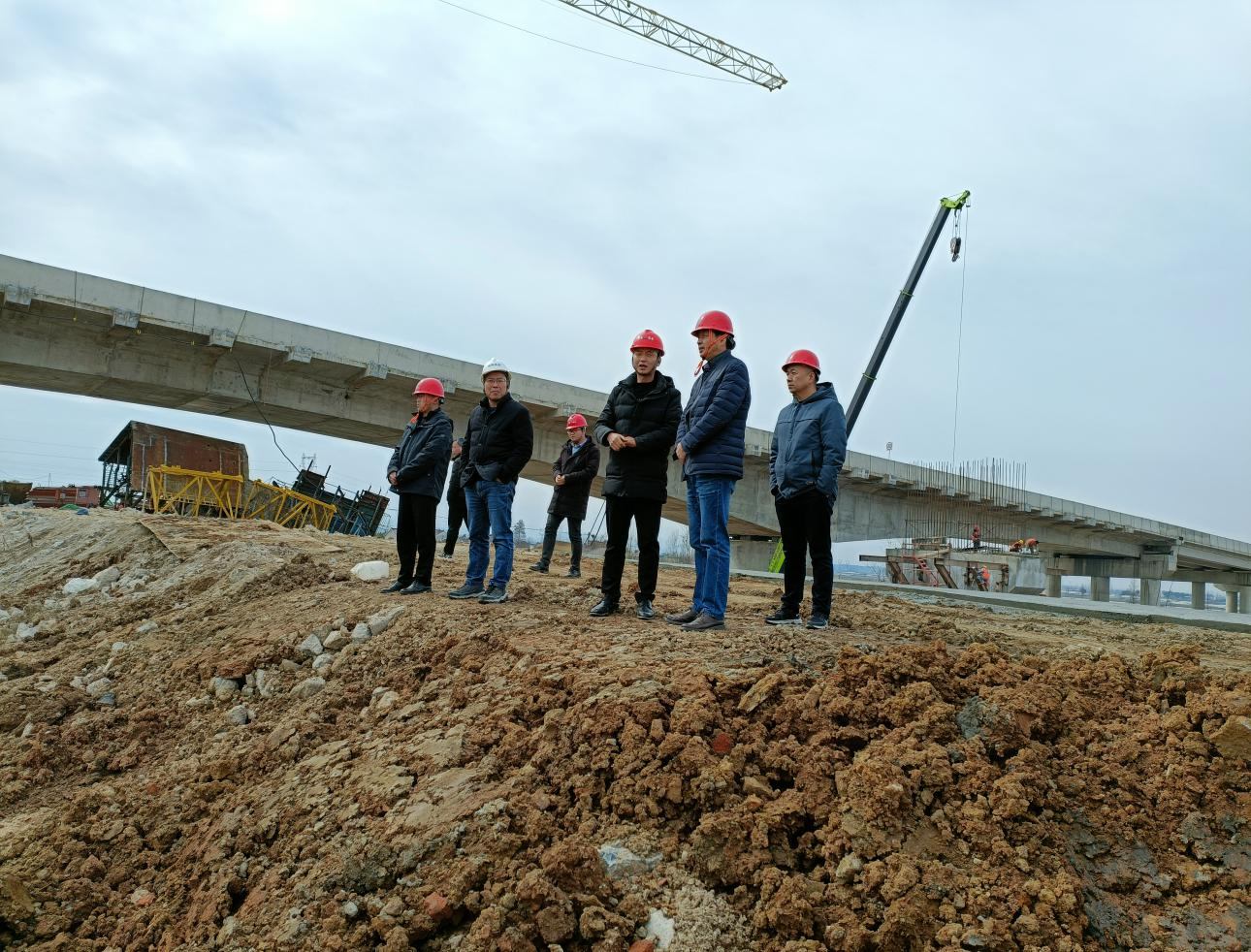 集团公司副总经理汤世才赴G236青通河桥督导项目建设情况